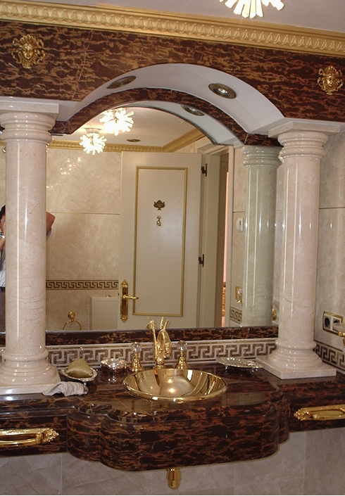 imagen de un baño decorado con mármol